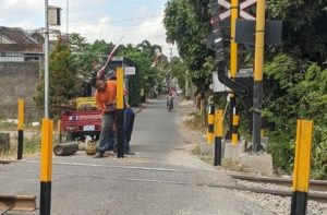 Perlintasan TKP Laka Avanza VS Kereta Dipersempit