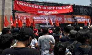 Gerbang DPR Jebol, Demonstran Merangsek Masuk