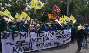 Aliansi Mahasiswa Demo Tolak Revisi UU Pilkada ke DPRD Tulungagung