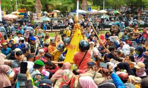 Ribuan Warga Serbu Tumpeng Agung Hari Jadi Trenggalek 830