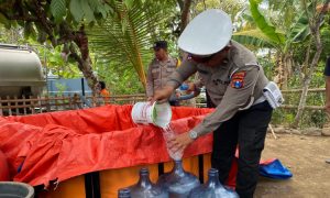 Kekeringan Melanda Trenggalek, Polisi Beri Kucuran Air Bersih