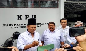 Relawan Bumbung Kosong Satroni Kantor KPU Trenggalek