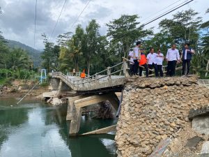 BPBD Jatim Tinjau Jembatan Rusak Akibat Banjir di Trenggalek