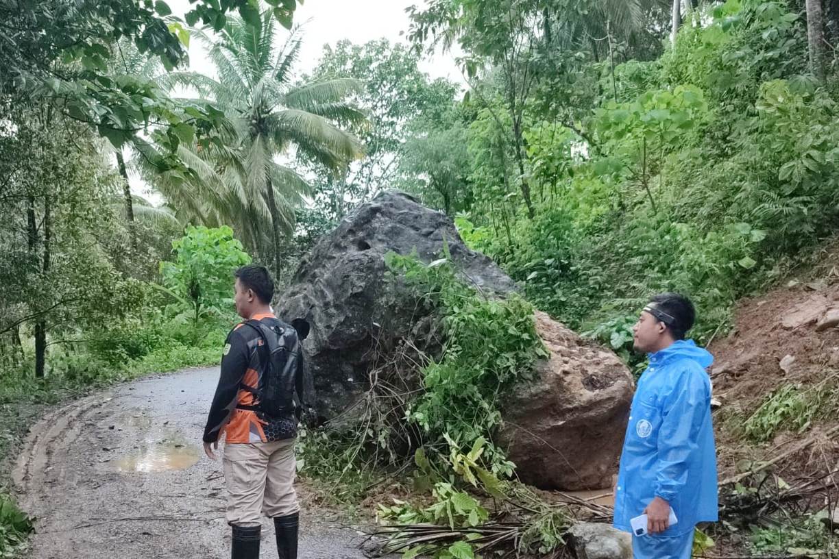 Longsor dan Batu Jatuh di Trenggalek Ganggu Akses Jalan