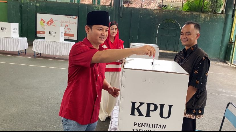 Mas Ipin dan Istri Nyoblos Meski Pilkada Trenggalek Melawan Kotak Kosong