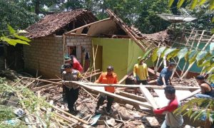 Rumah Warga Dawuhan Roboh Akibat Hujan Deras, Satu Luka Berat
