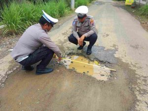 Satlantas Trenggalek Tinjau Kondisi Jalan Berlubang di Desa Senden