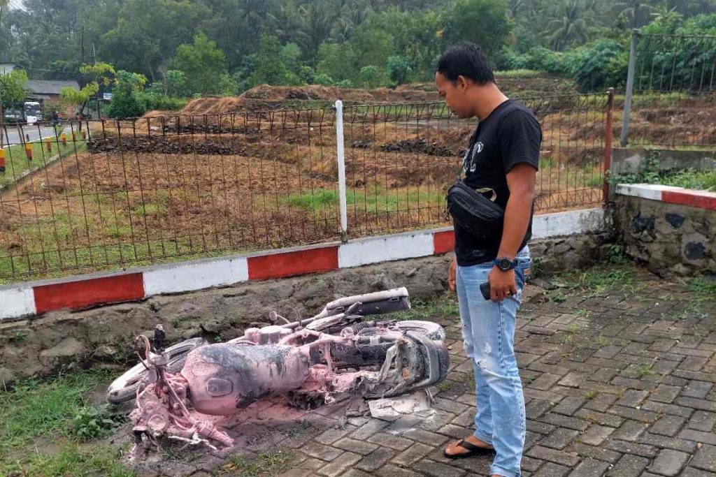 Sepeda Motor Terbakar di SPBU Nglebeng