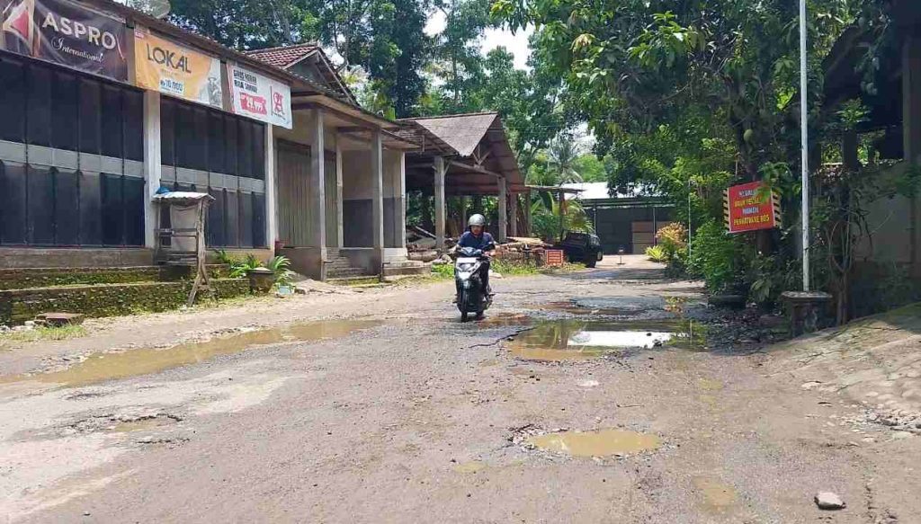 Tak Kunjung Diperbaiki, Warga Protes Soal Jalan Rusak yang