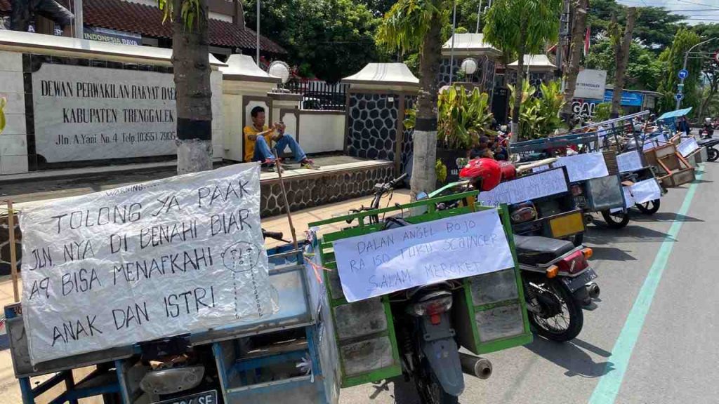 Warga Dongko-Munjungan Tuntut Pemerintah Perbaiki Jalan Rusak di Hutan Plumpit