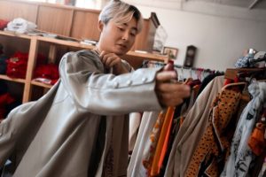 Bahaya Tren Pakaian Thrifting bagi Kesehatan