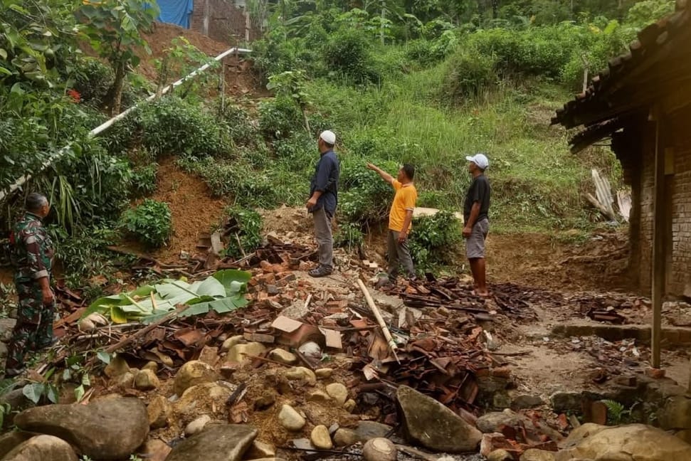 Hujan Deras Sebabkan Rumah Warga Rusak Dihantam Tanah Longsor