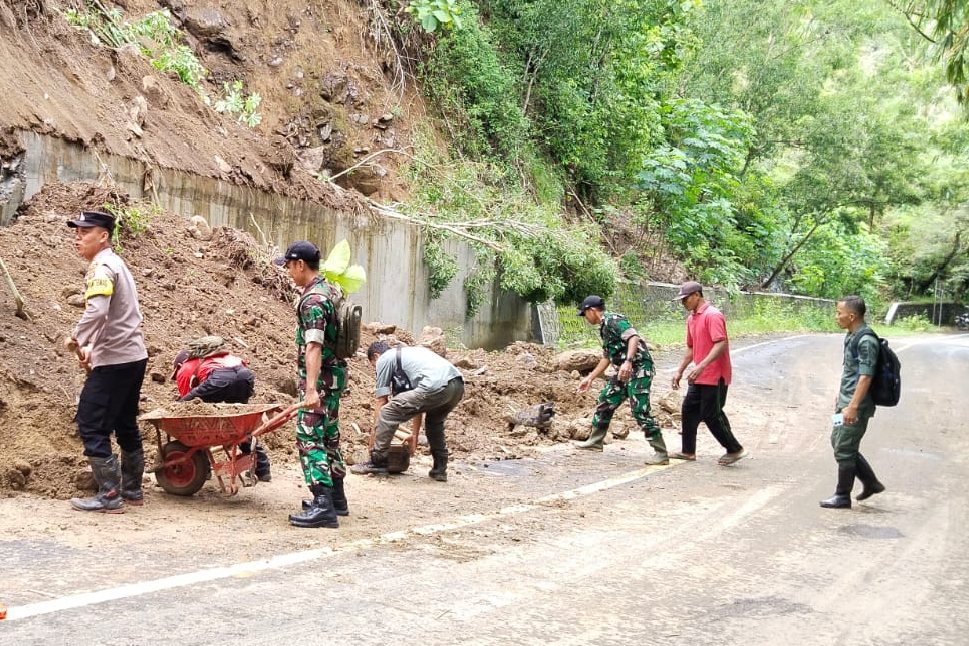 Hujan Intensitas Sedang Picu Tanah Longsor di Trenggalek
