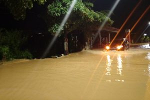 Hujan di Trenggalek Sebabkan Banjir Luapan, Pengendara Motor Pilih Menepi