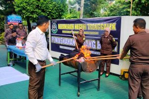 Kejari Trenggalek Musnahkan Barang Bukti Kasus Tindak Pidana Umum