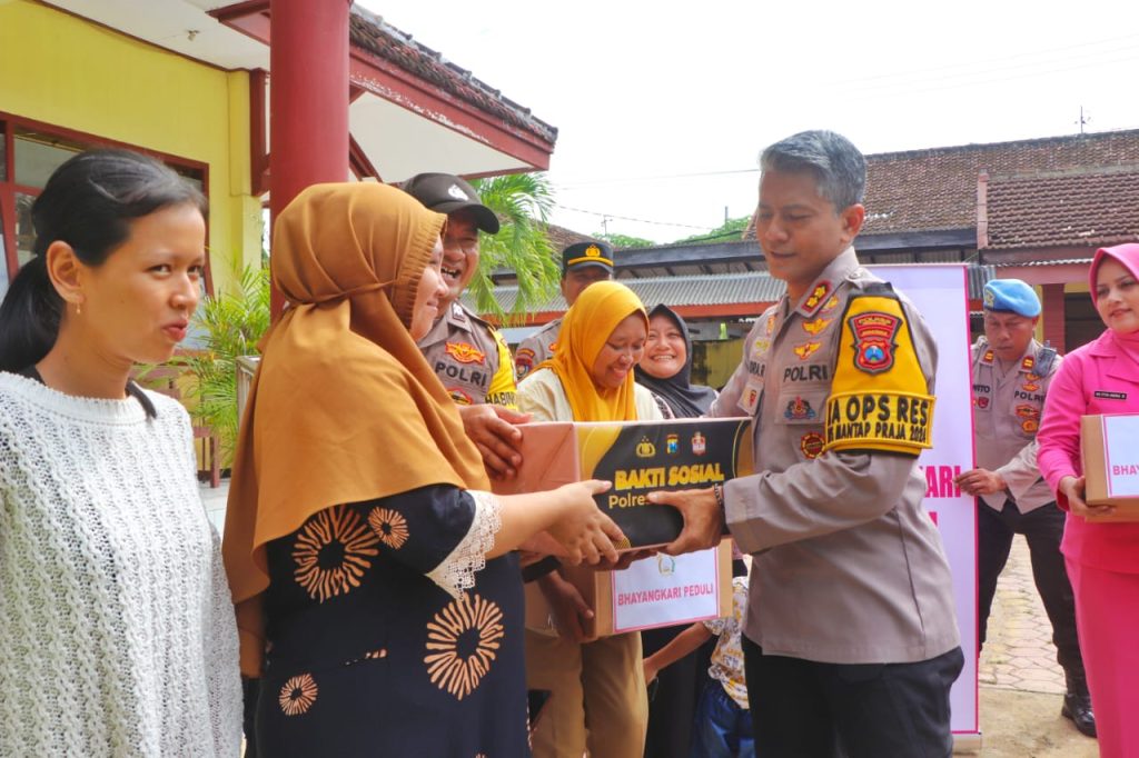 Korban Banjir Sumringah Dapat Bansos dari Kapolres Trenggalek