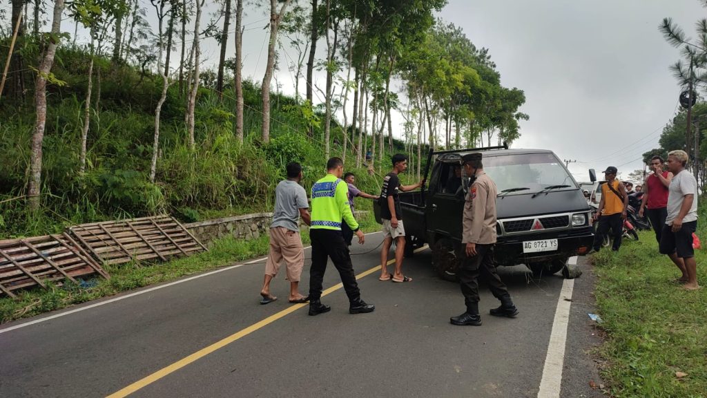Mobil Bak Nyemplung Kebun Warga Akibat Sopir Mengantuk