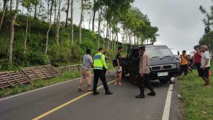 Mobil Bak Nyemplung Kebun Warga Akibat Sopir Mengantuk