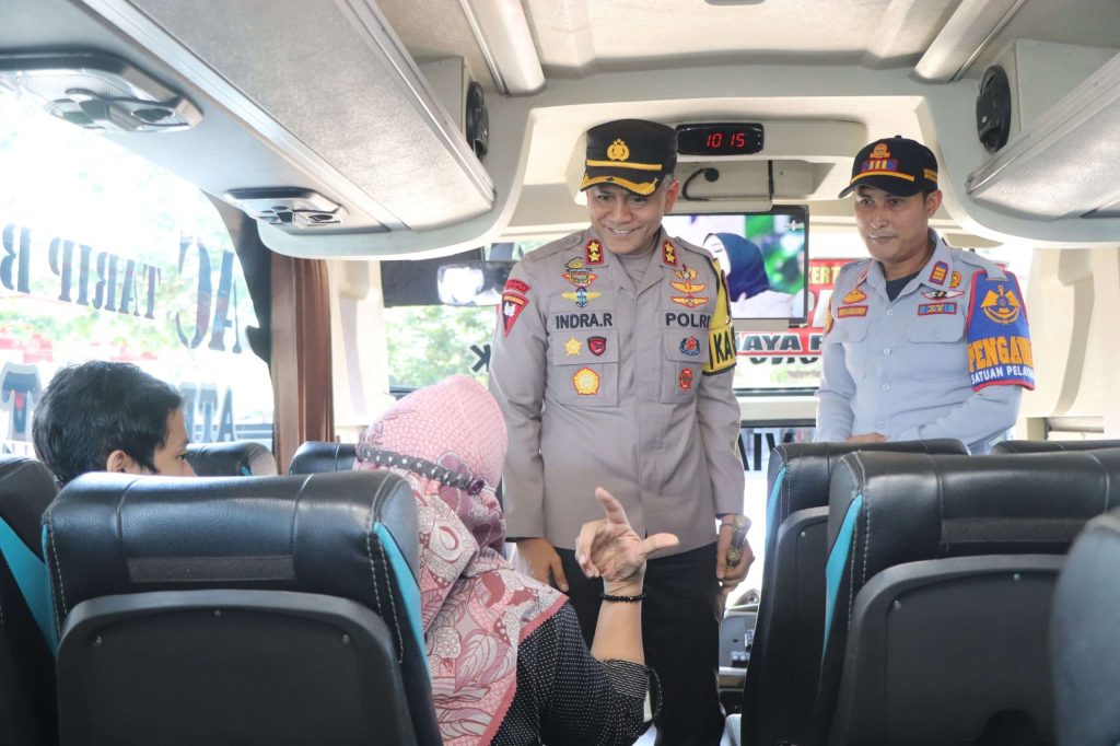 Polres Trenggalek Gelar Tes Urine Sopir Bus untuk Amankan Libur Nataru