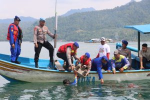 Polres Trenggalek Tanam Terumbu Karang di Pantai Mutiara untuk Peringati HUT Polairud ke-74