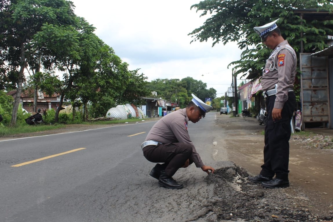 Polres Trenggalek Tinjau Kondisi Jalan Nasional Jelang Nataru