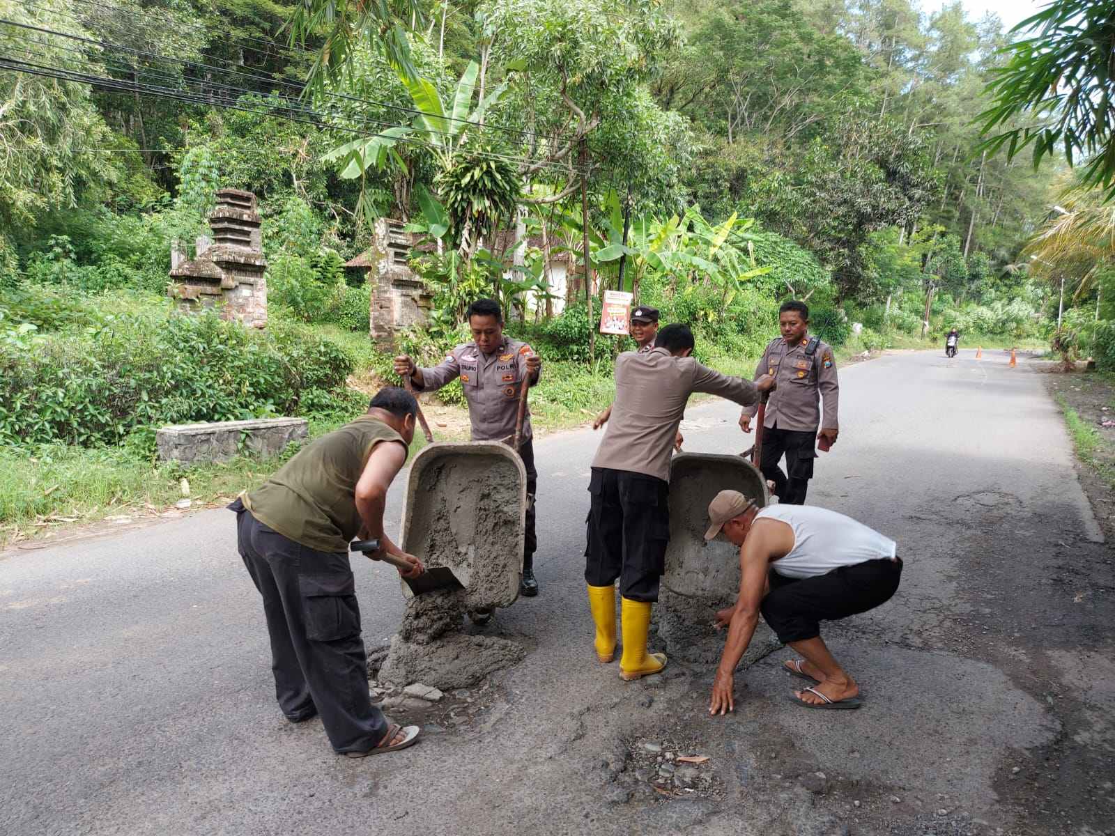 Polsek Kampak Tambal Jalan Berlubang Cegah Kecelakaan di Jalur Wisata