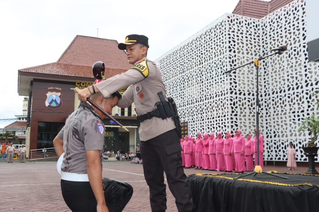 Puluhan Anggota Polres Trenggalek Naik Pangkat