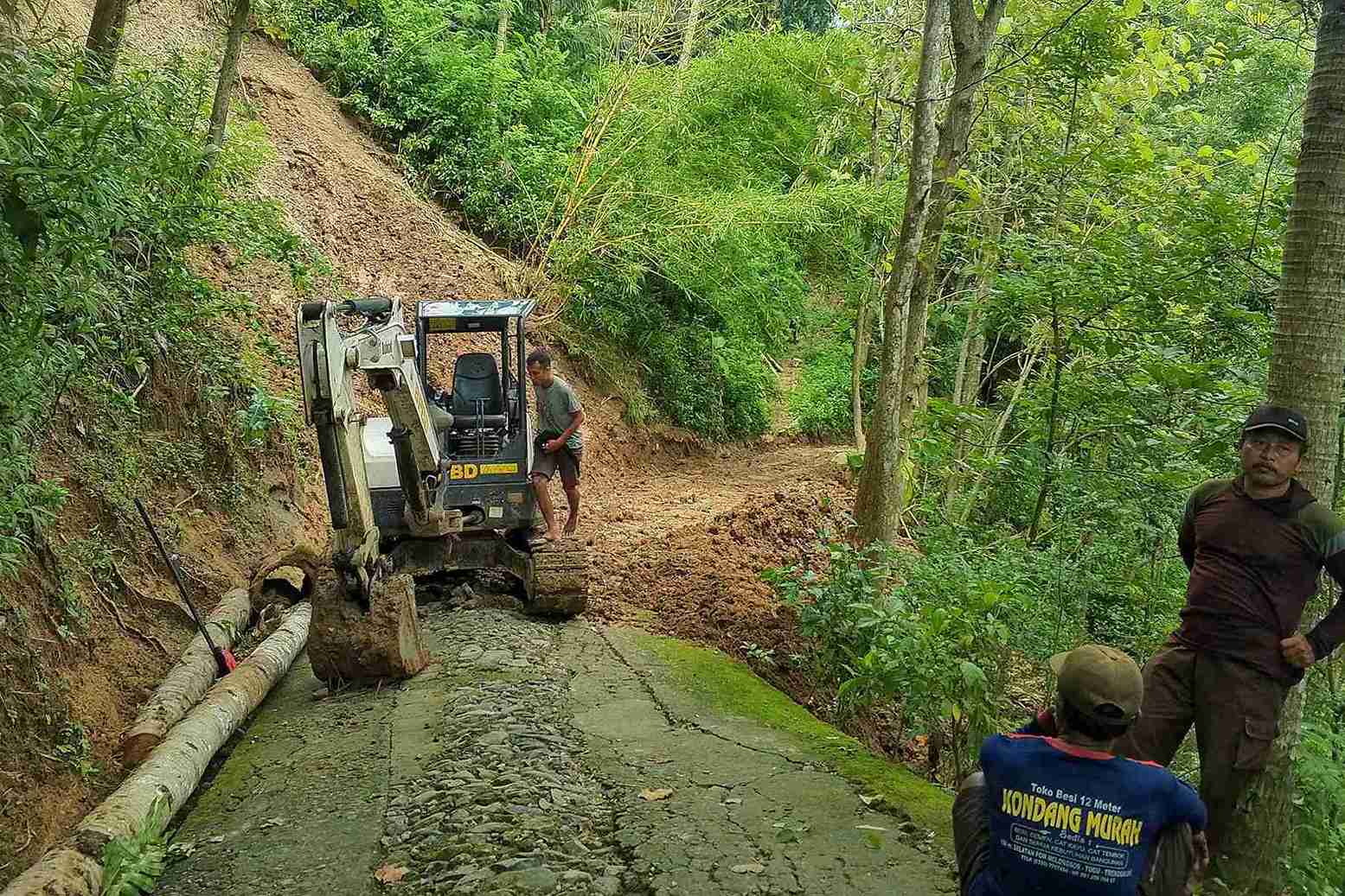 Puluhan KK Terisolir Akibat Longsor di Trenggalek
