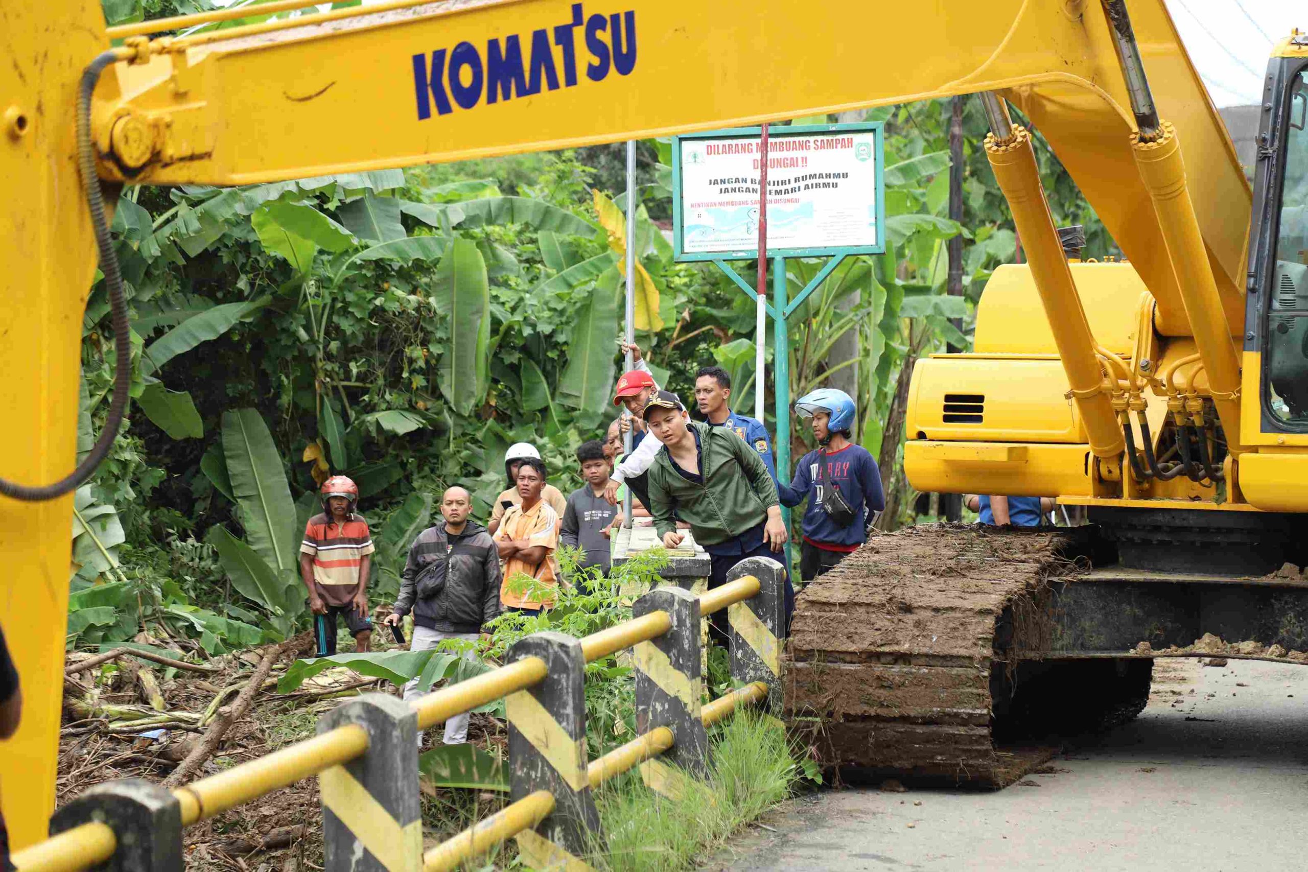 Rumpun Bambu Tersangkut di Pilar Jembatan Diduga Penyebab Banjir di Trenggalek