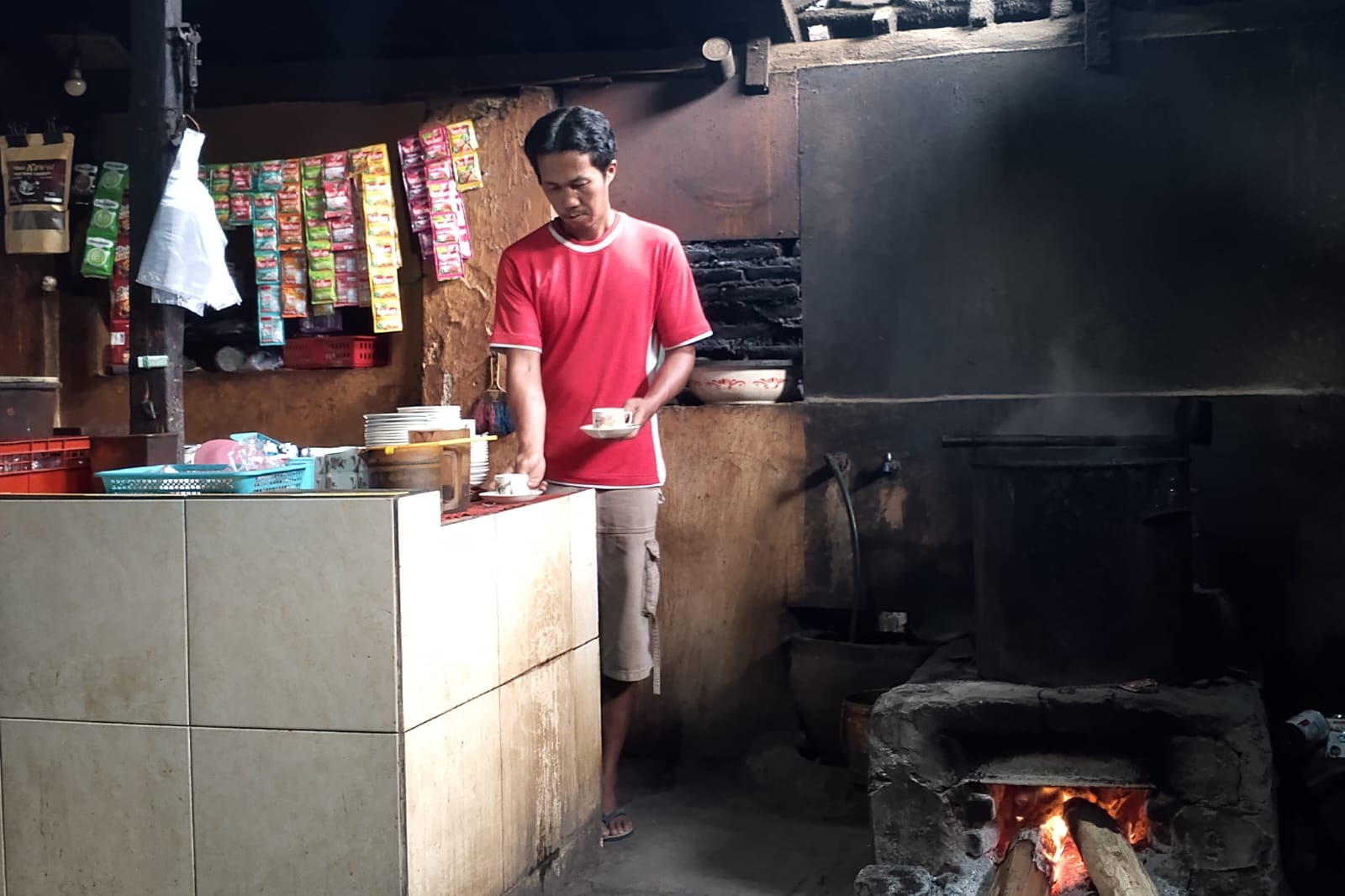 Warung Kopi Mbah Kuwot Jadi Wisata Kuliner Legendaris di Trenggalek