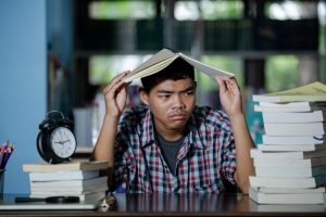 Waspadai Dampak Tugas Menumpuk pada Kesehatan Psikologis Pelajar