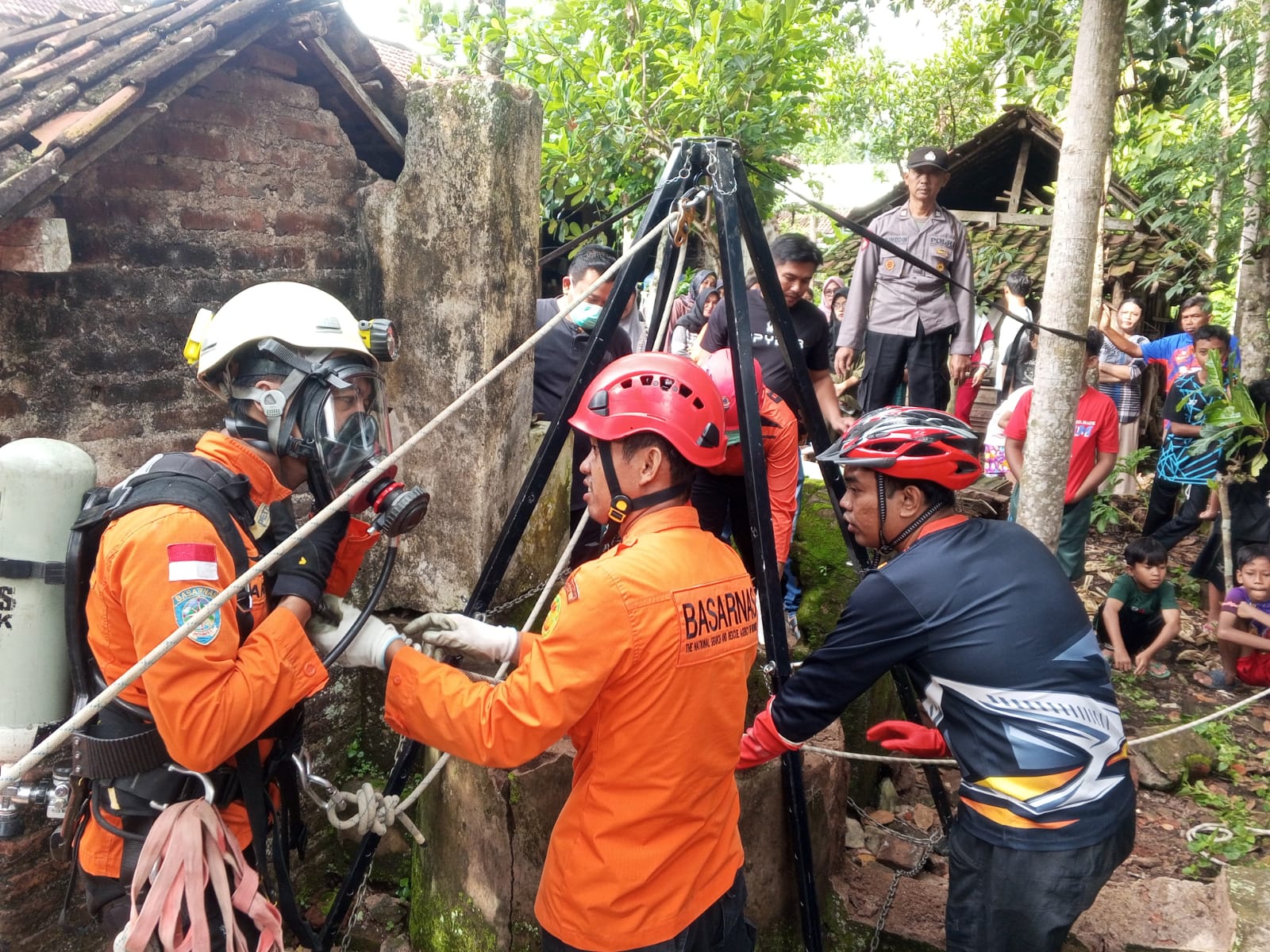 Evakuasi Korban Terjebur Sumur di Pogalan