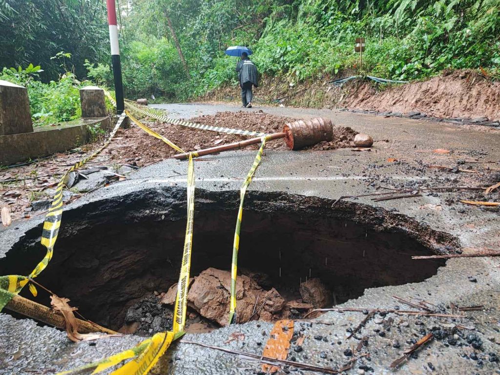 Jalan Penghubung Watulimo-Kampak Amblas
