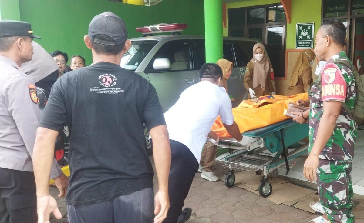 Jenazah Lansia Tewas Tenggelam Dibwa ke Faskes