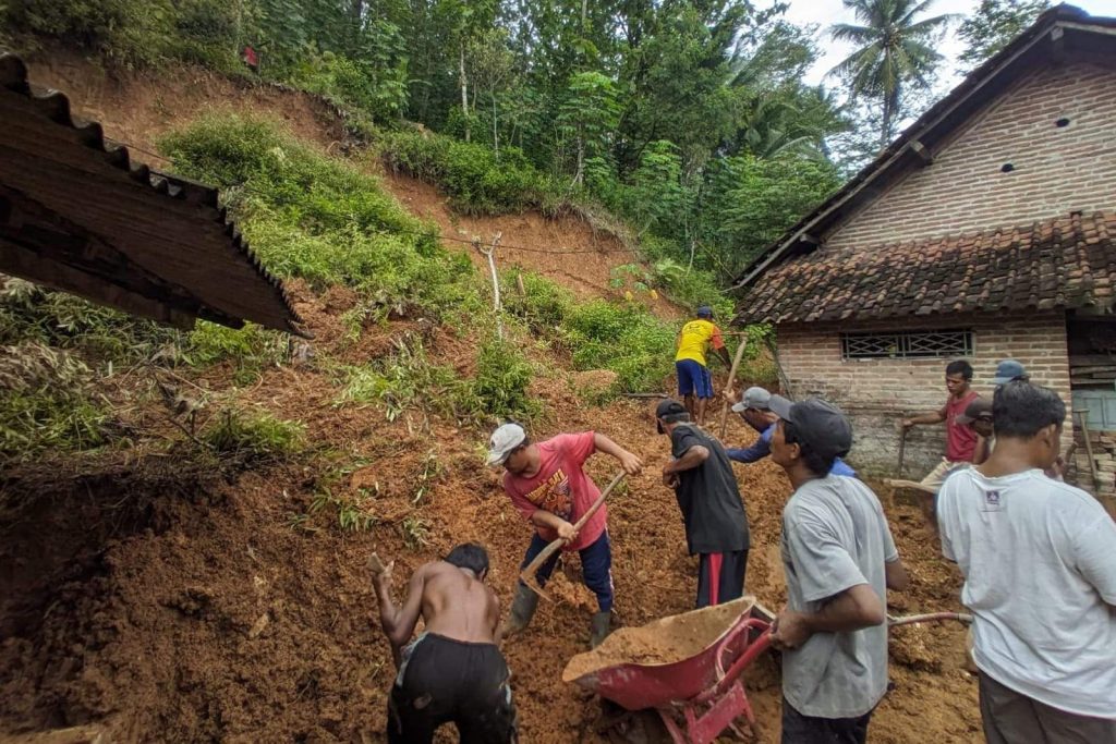 Longsor Akibat Hujan di Trenggalek Sebabkan Dua Rumah Rusak