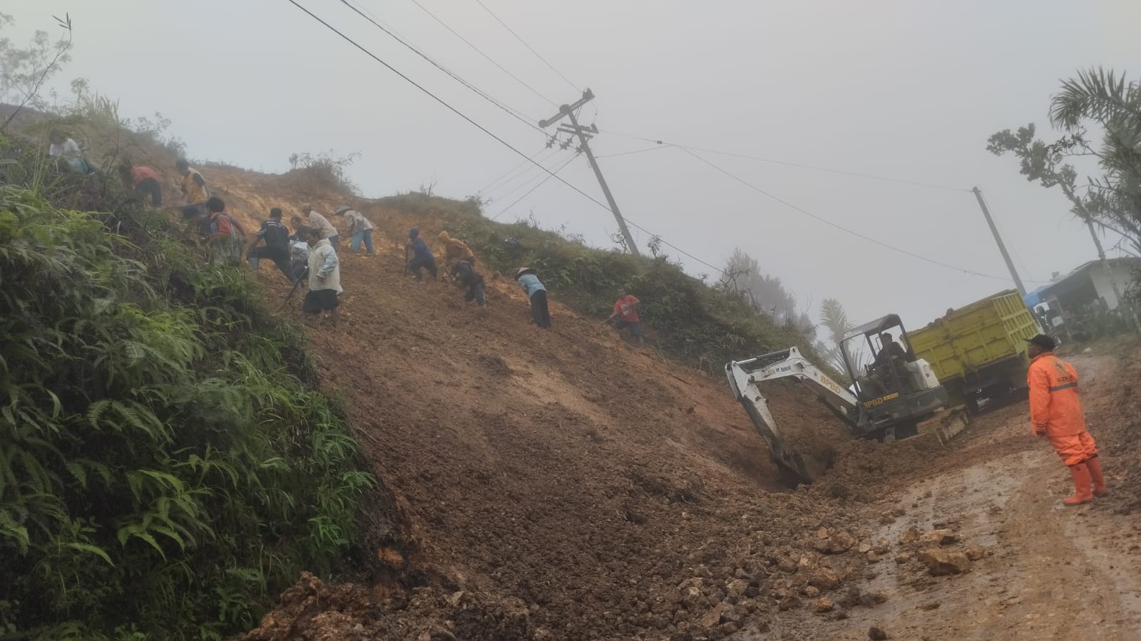 Pembersihan Longsor di Pule, Trenggalek Memakan Waktu 5 Jam