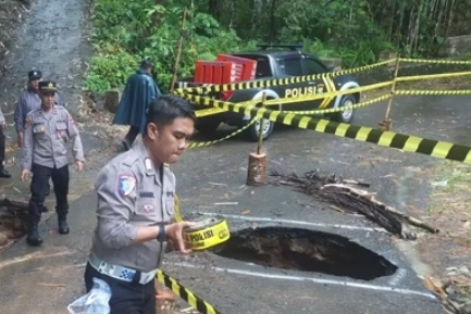 Tanda Jalan Berlubang Watulimo-Kampak