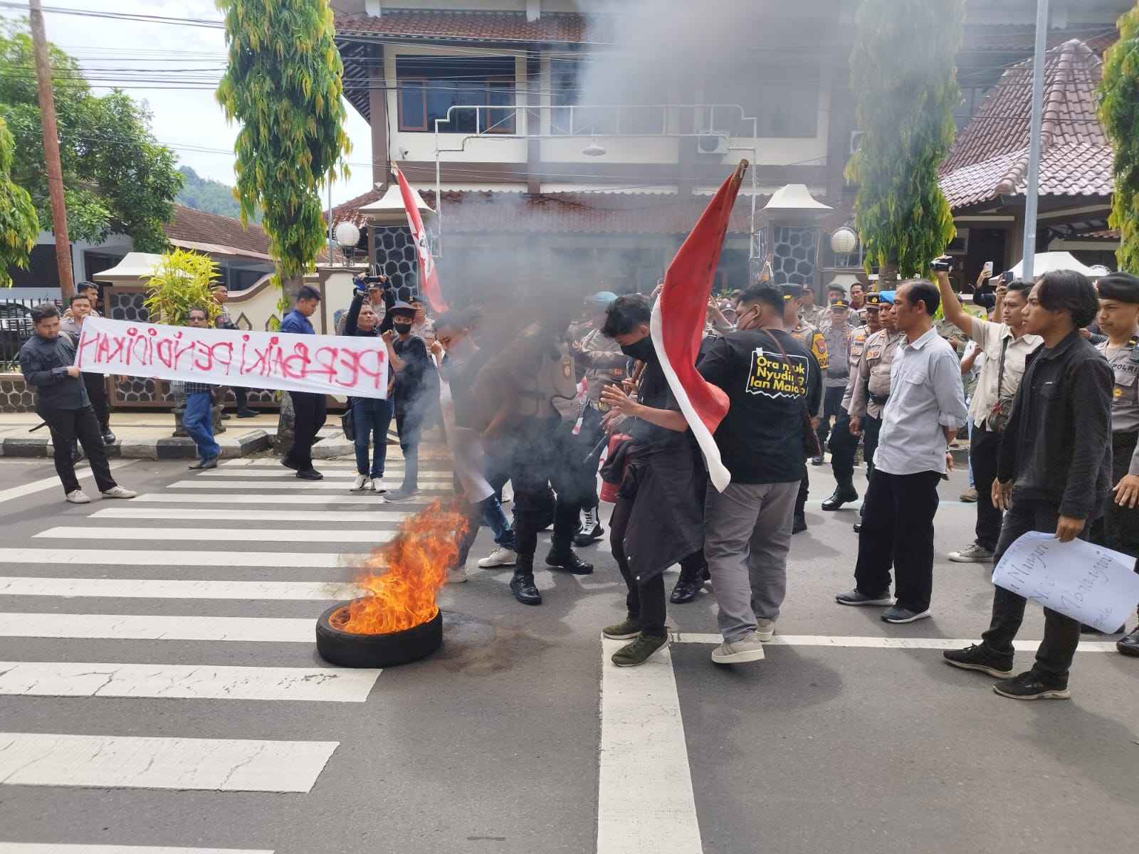 10 Pernyataan Sikap Aksi Unjuk Rasa Aliansi Mahasiswa di Gedung DPRD Trenggalek
