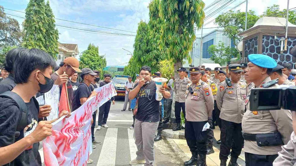 Aliansi Mahasiswa Trenggalek Gelar Aksi Unjuk Rasa Efisiensi Anggaran Pemerintah