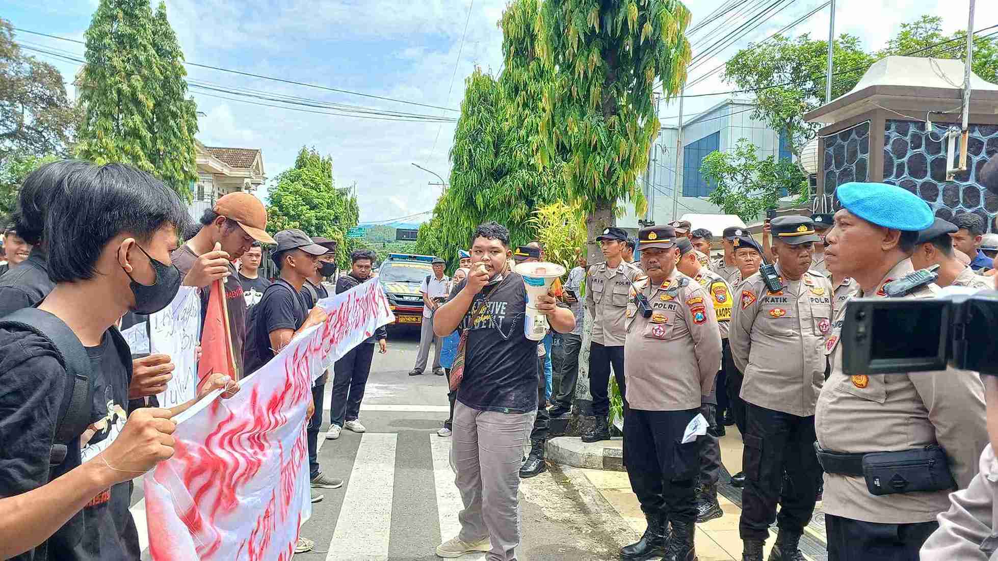 Aliansi Mahasiswa Trenggalek Gelar Aksi Unjuk Rasa Efisiensi Anggaran Pemerintah