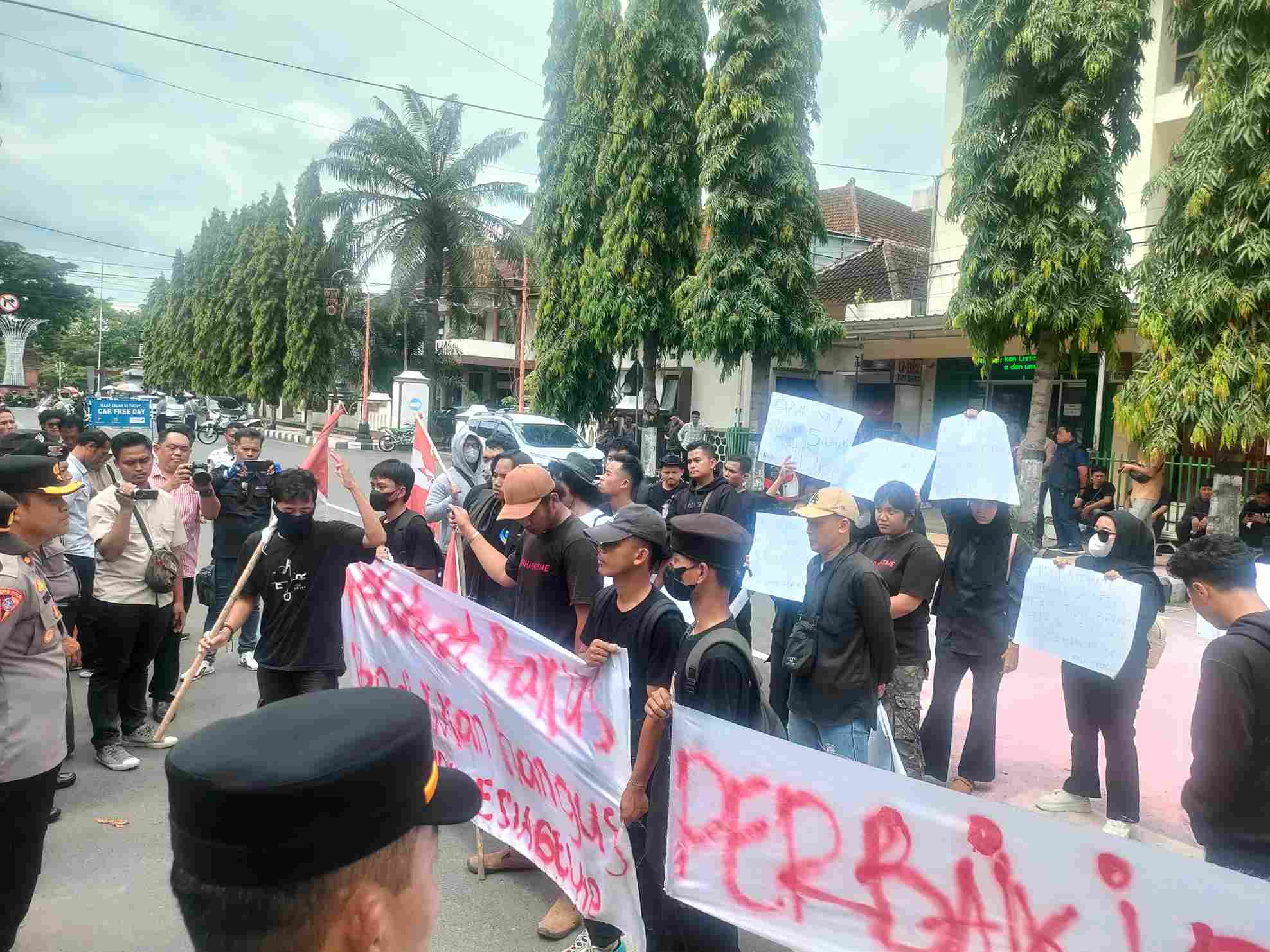 Aliansi Mahasiswa Trenggalek Unjuk Rasa