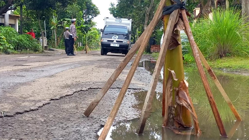 Dapat Aduan Warga Soal Jalan Rusak di Desa Wonoanti, Satlantas Polres Trenggalek Terjun ke Lokasi