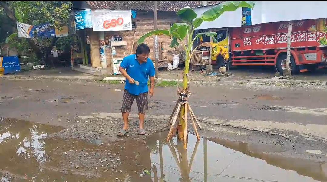 Pengendara Kesulitan Taklukkan Jalan Rusak