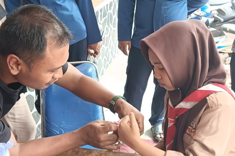 Jari Siswi Tersangkut Gagang Sapu, Damkar Lakukan Evakuasi