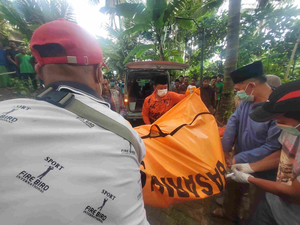 Kronologi Lengkap Penemuan Jasad Pemancing Hilang Terseret Ombak di Pantai Damas