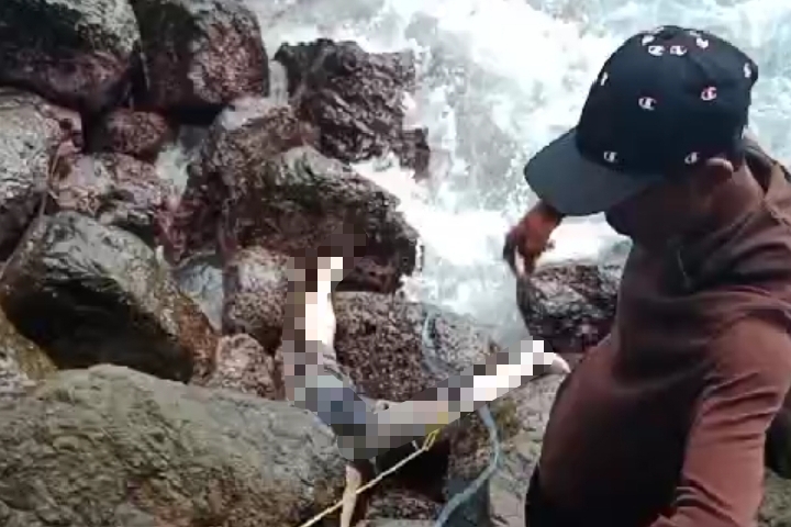 Proses Evakuasi Jasad Pemancing Hilang