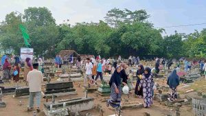 Ratusan Warga Trenggalek Gelar Tradisi Nyekar Bareng Sambut Ramadhan