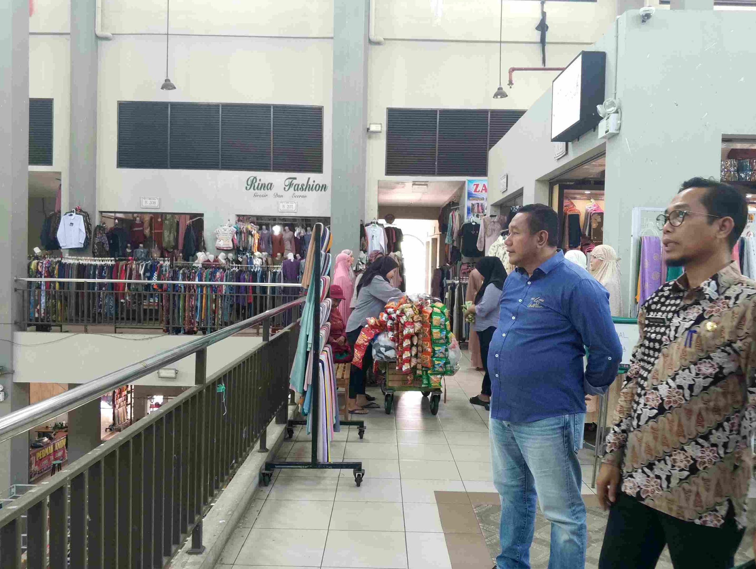 Soroti Fasilitas Pasar Pon