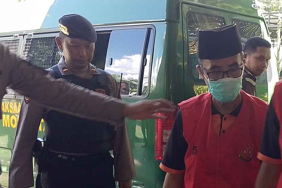 Terdakwa Kasus Kiai Hamili Santriwati Tiba di PN Trenggalek
