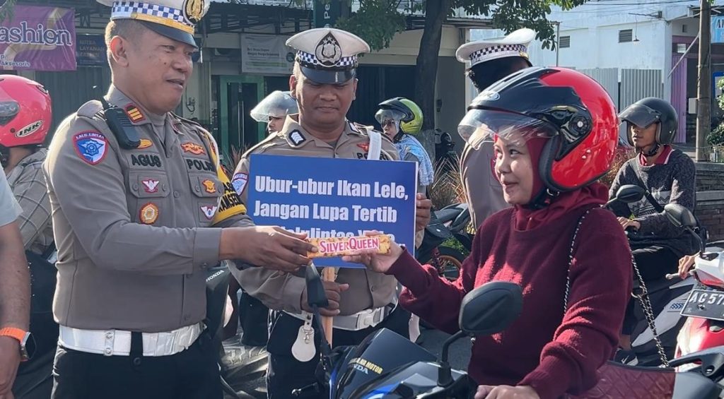Unik, Operasi Keselamatan Semeru 2025 Polres Trenggalek Diwarnai Bagi-bagi Cokelat Valentine
